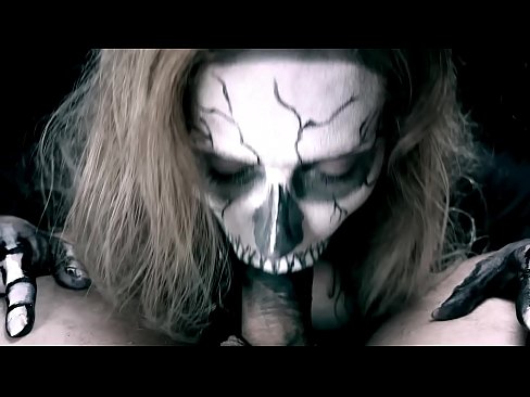 ❤️ Demoniška mergina čiulpia varpą savo juoda burna ir ryja spermą. ❤❌ Gražus porno prie mūsų ❤