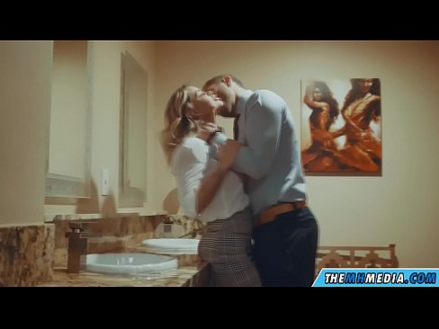 ❤️ Kai krūtininga blondinė vilioja tave viešajame tualete ❤❌ Gražus porno prie mūsų ❤